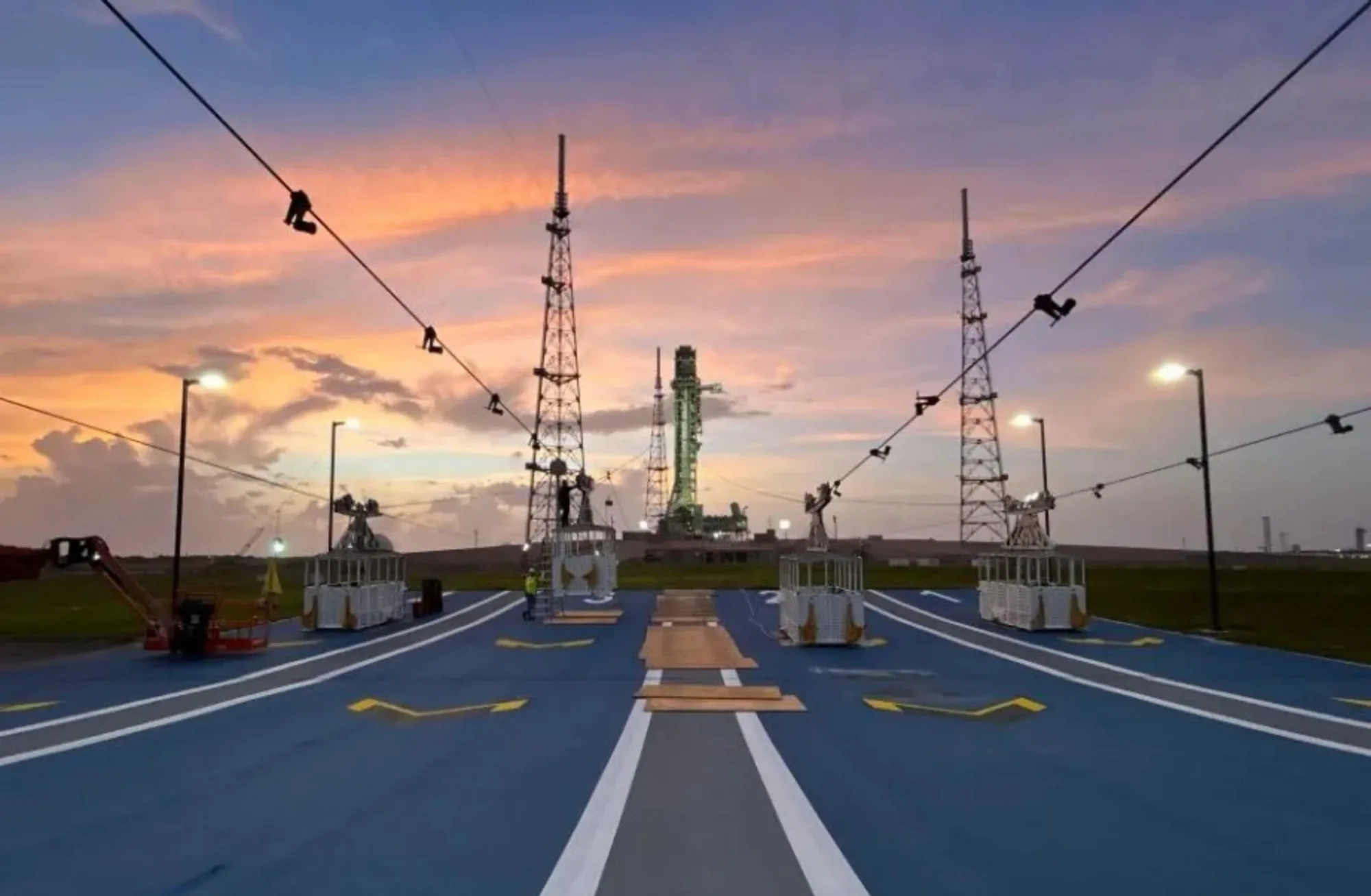 Las cestas de escape de emergencia luego de ensayos en la plataforma de lanzamiento móvil del Complejo de Lanzamiento 39B en el Centro Espacial Kennedy, en julio de 2024. Las cestas se utilizan en caso de una emergencia de aborto en la plataforma para permitir que los astronautas y demás personal de la plataforma escapen rápidamente de la plataforma de lanzamiento para ser trasladados a un lugar seguro.