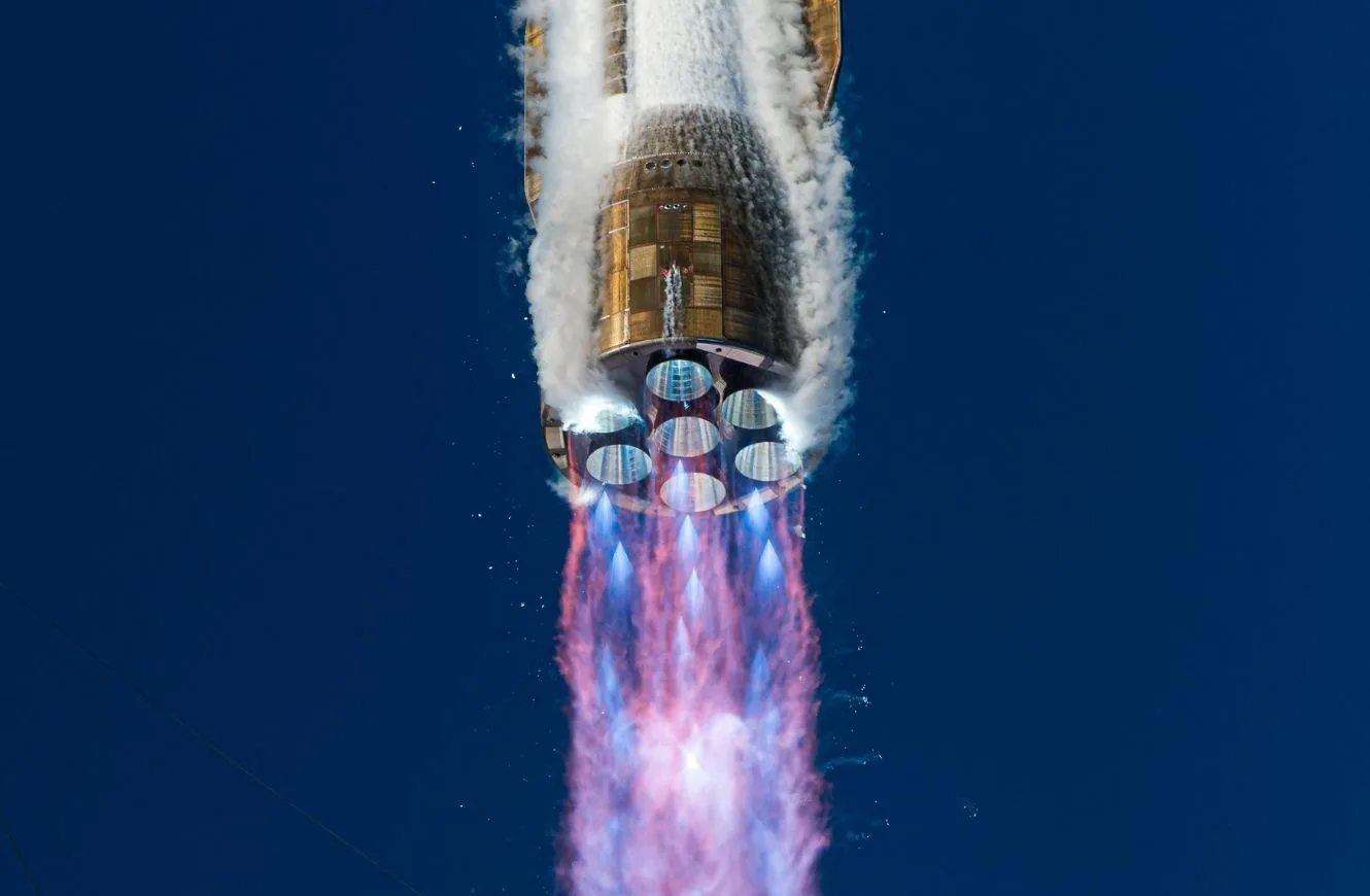 El cohete New Glenn en su segundo vuelo NG-2. La misión fue un éxito rotundo: el cohete puso en órbita la misión ESCAPADE de la NASA y concretó la recuperación de la primera etapa.