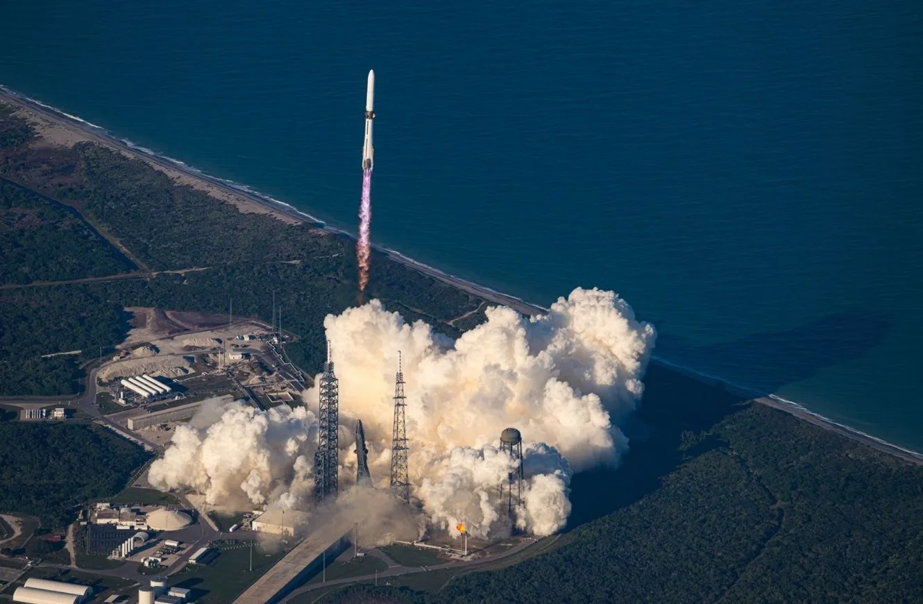 El New Glenn asciende hacia el espacio durante la exitosa misión NG-2.