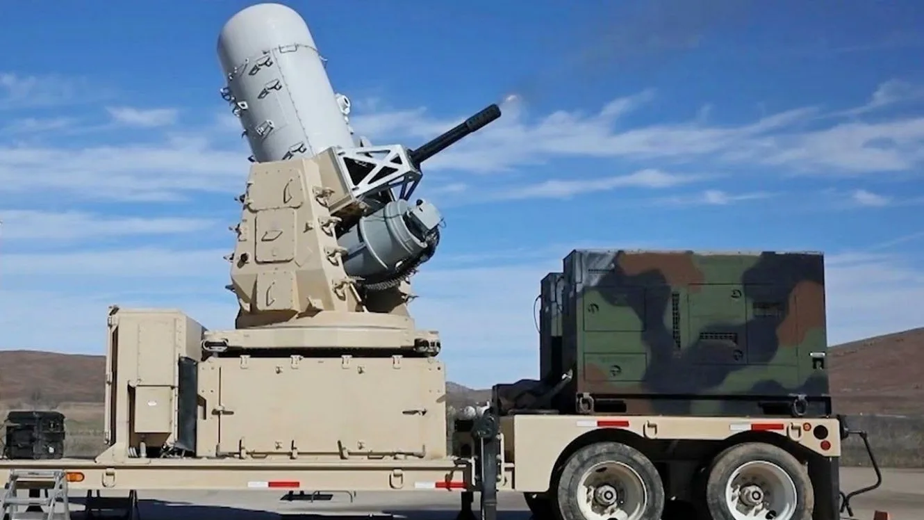 El C-RAM Centurion es un escudo anti-drones y ataques de corto alcance que municiones opera con municiones trazadoras multipropósito con autodestrucción.