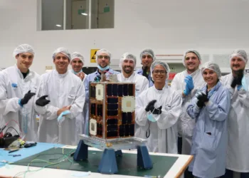 Imagen del equipo de la CONAE, institución herencia de la CNIE, la cual desarrolló el CubeSat ATENEA que se llevó en la misión de la NASA Artemisa II a la Luna. Crédito: CONAE CNIE Argentina