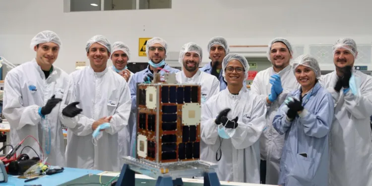 Imagen del equipo de la CONAE, institución herencia de la CNIE, la cual desarrolló el CubeSat ATENEA que se llevó en la misión de la NASA Artemisa II a la Luna. Crédito: CONAE CNIE Argentina