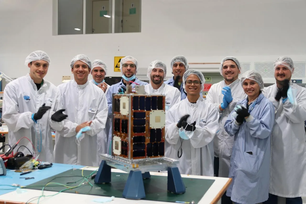 Imagen del equipo de la CONAE, institución herencia de la CNIE, la cual desarrolló el CubeSat ATENEA que se llevó en la misión de la NASA Artemisa II a la Luna. Crédito: CONAE CNIE Argentina