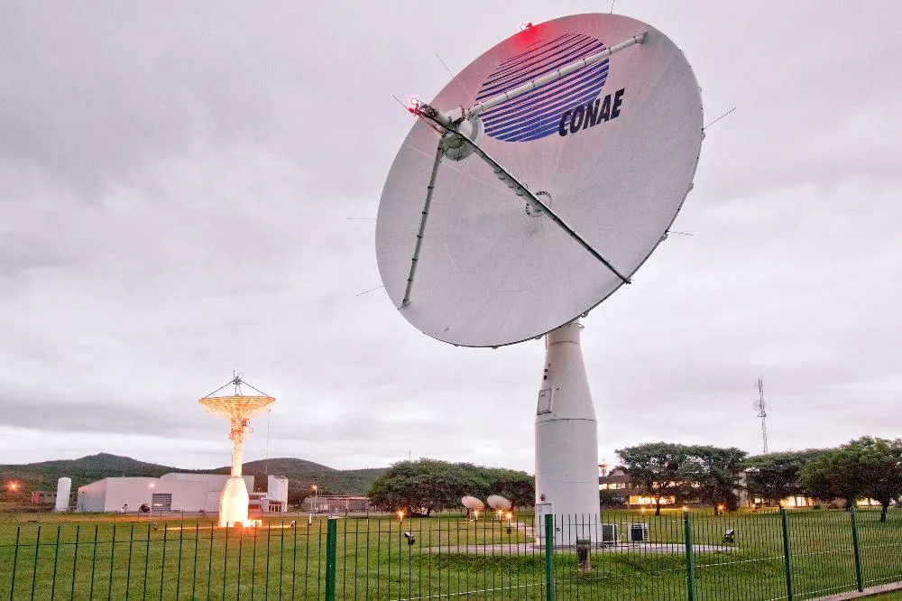 El Centro Espacial Teófilo Tabanera (CETT) cuenta con una estación terrena, desde donde se operan los satélites y descargan las imágenes y datos recopilados.