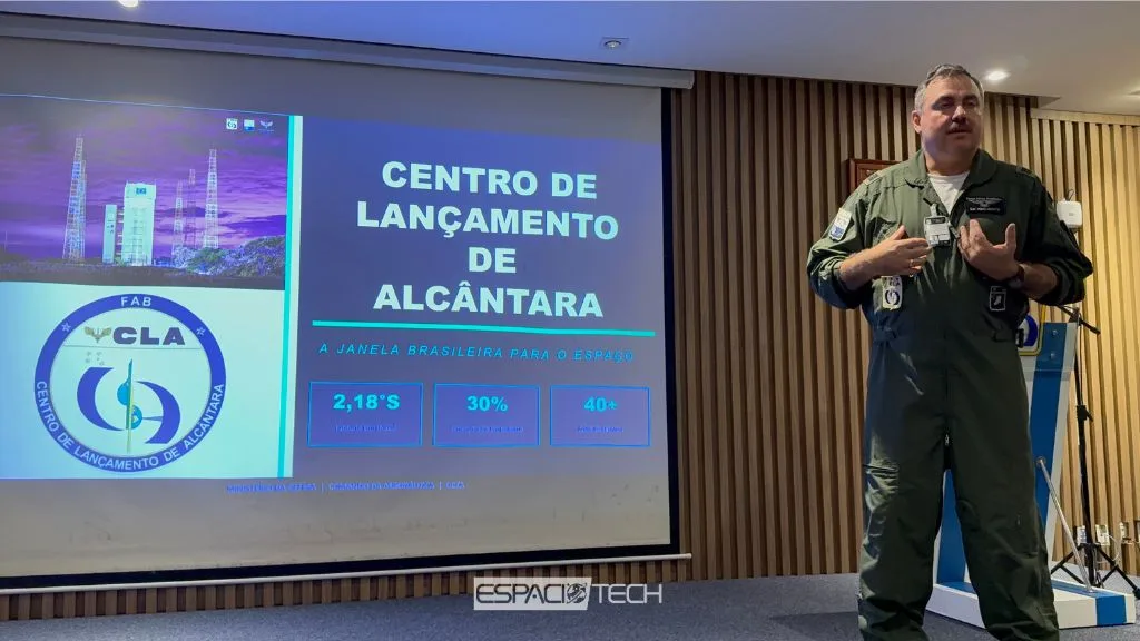 Presentación de la historia y actualidad del Centro de Lanzamientos de Alcântara, realizada por su director, Coronel Aviador Adalberto.