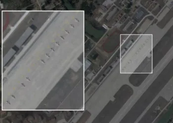 Imagen satelital en la que se observan cazas chinos J-6 convertidos en drones de ataque, alineados junto a la pista de aterrizaje en la base aérea de Longtian, en la provincia de Fujian, el 10 de marzo de 2026.