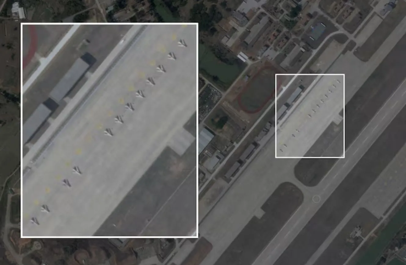 Imagen satelital en la que se observan cazas chinos J-6 convertidos en drones de ataque, alineados junto a la pista de aterrizaje en la base aérea de Longtian, en la provincia de Fujian, el 10 de marzo de 2026.
