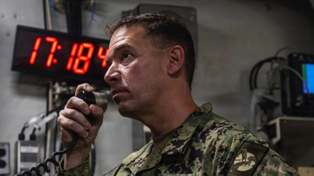 El almirante Brad Cooper, comandante del Comando Central de los Estados Unidos, realiza un anuncio a bordo del portaaviones de clase Nimitz USS Abraham Lincoln (CVN 72) en el mar Arábigo, en febrero de 2026. Claude Irán CENTCOM.