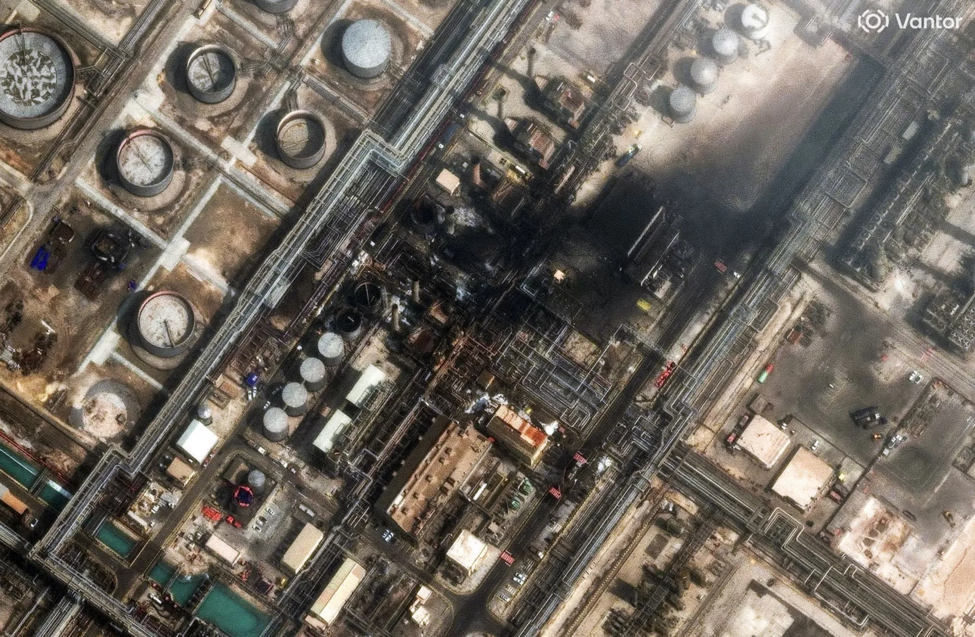 Imagen satelital de la refinería de petróleo de Ras Tanura en Arabia Saudita tras un ataque con drones, el 2 de marzo.