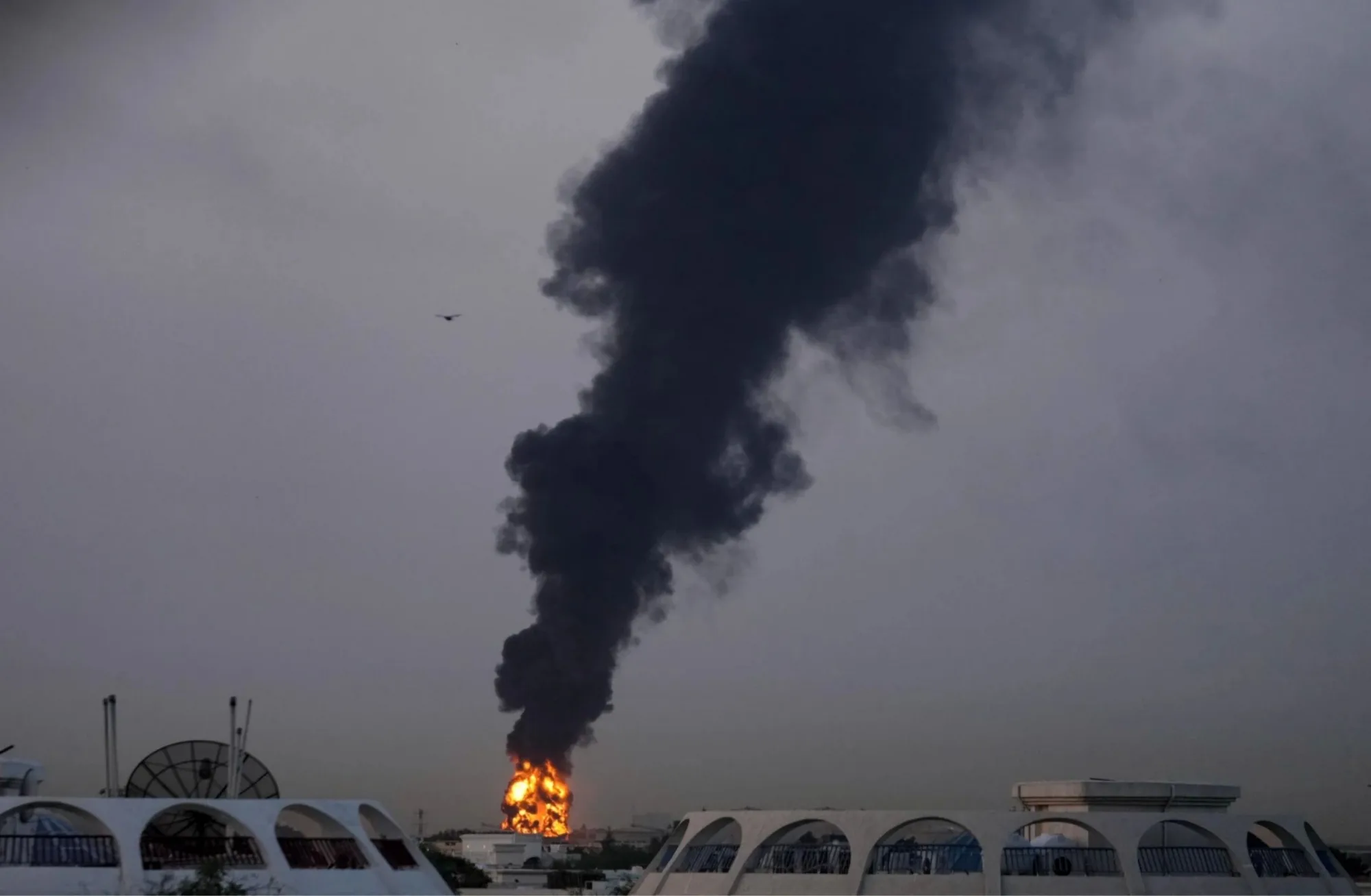 Incendio provocado por el impacto de un dron contra un tanque de combustible, lo que obligó a la suspensión temporal de vuelos cerca del Aeropuerto Internacional de Dubái, 16 de marzo de 2026. Crédito: AP Photos.