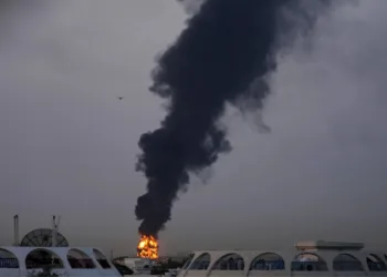 Incendio provocado por el impacto de un dron contra un tanque de combustible, lo que obligó a la suspensión temporal de vuelos cerca del Aeropuerto Internacional de Dubái, 16 de marzo de 2026. Crédito: AP Photos.