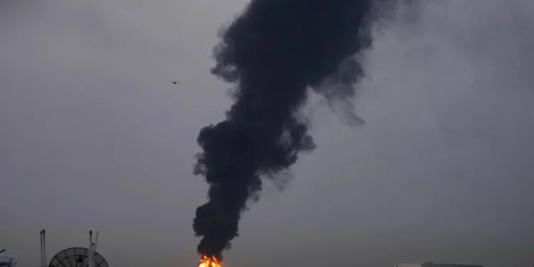 Incendio provocado por el impacto de un dron contra un tanque de combustible, lo que obligó a la suspensión temporal de vuelos cerca del Aeropuerto Internacional de Dubái, 16 de marzo de 2026. Crédito: AP Photos.