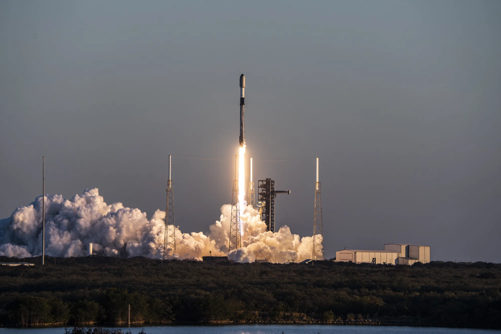 Un Falcon 9 lanzando 29 satélites Starlink desde Florida, en febrero de 2026.
