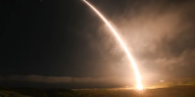 La Fuerza Espacial lanzó el Minuteman III GT-255 con dos vehículos de reentrada en plena transición hacia el misil Sentinel.