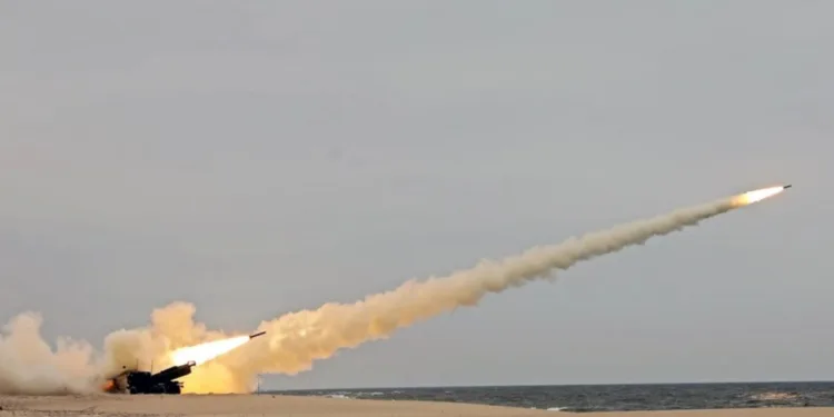 Un HIMARS dispara durante el ejercicio Immediate Response (Defender 24) en Ustka, Polonia, el 10 de mayo de 2024.