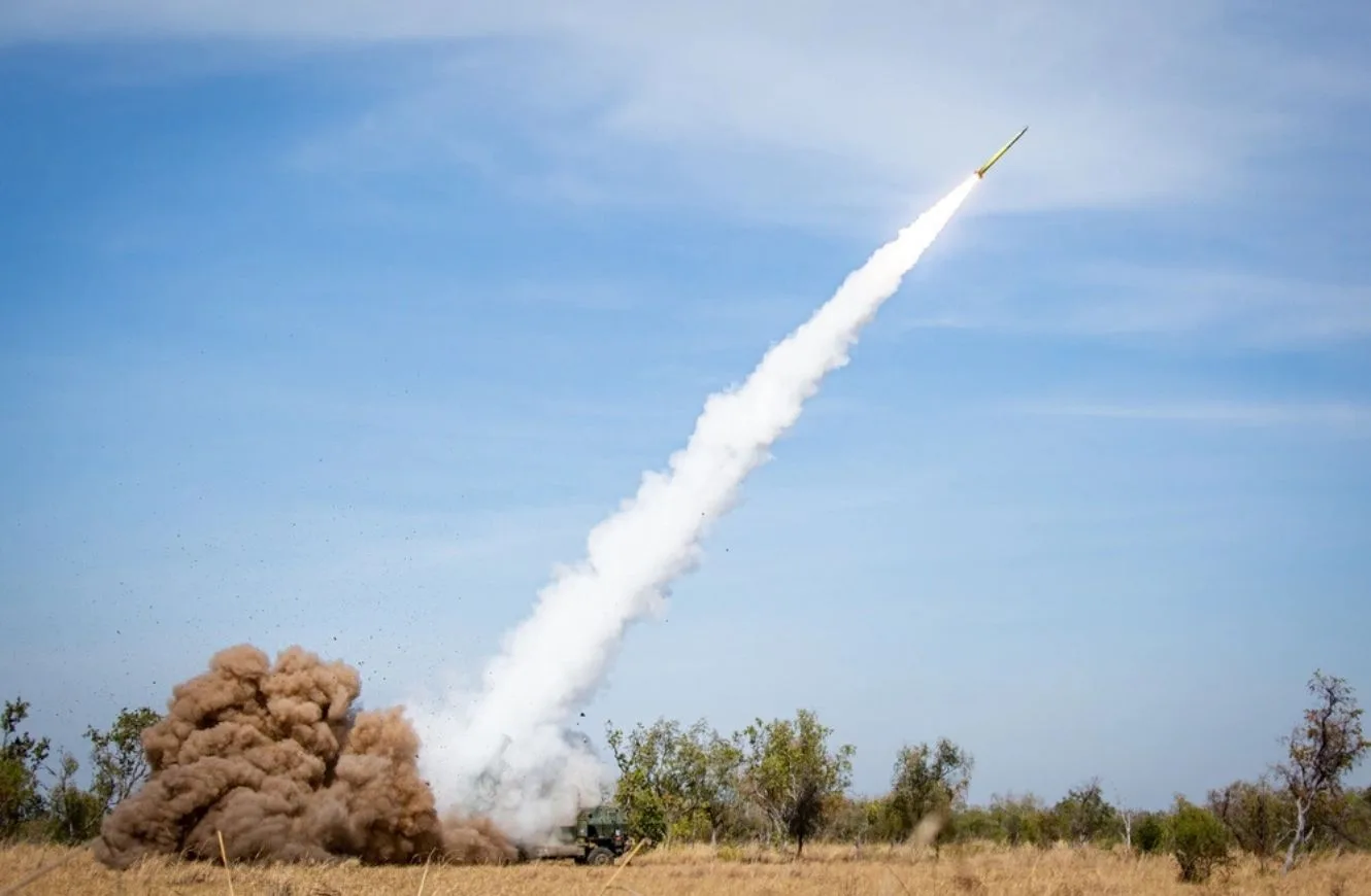 Un M142 HIMARS dispara un cohete guiado GMLRS durante una misión de fuego de emergencia en el ejercicio Koolendong, en Australia, en agosto de 2021.