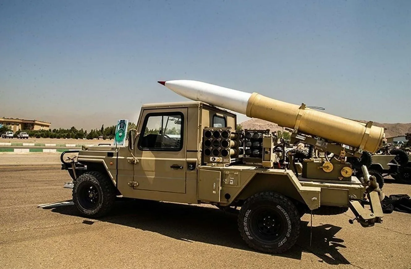Cohete Falaq-2 de Hezbolá sobre un lanzador móvil.