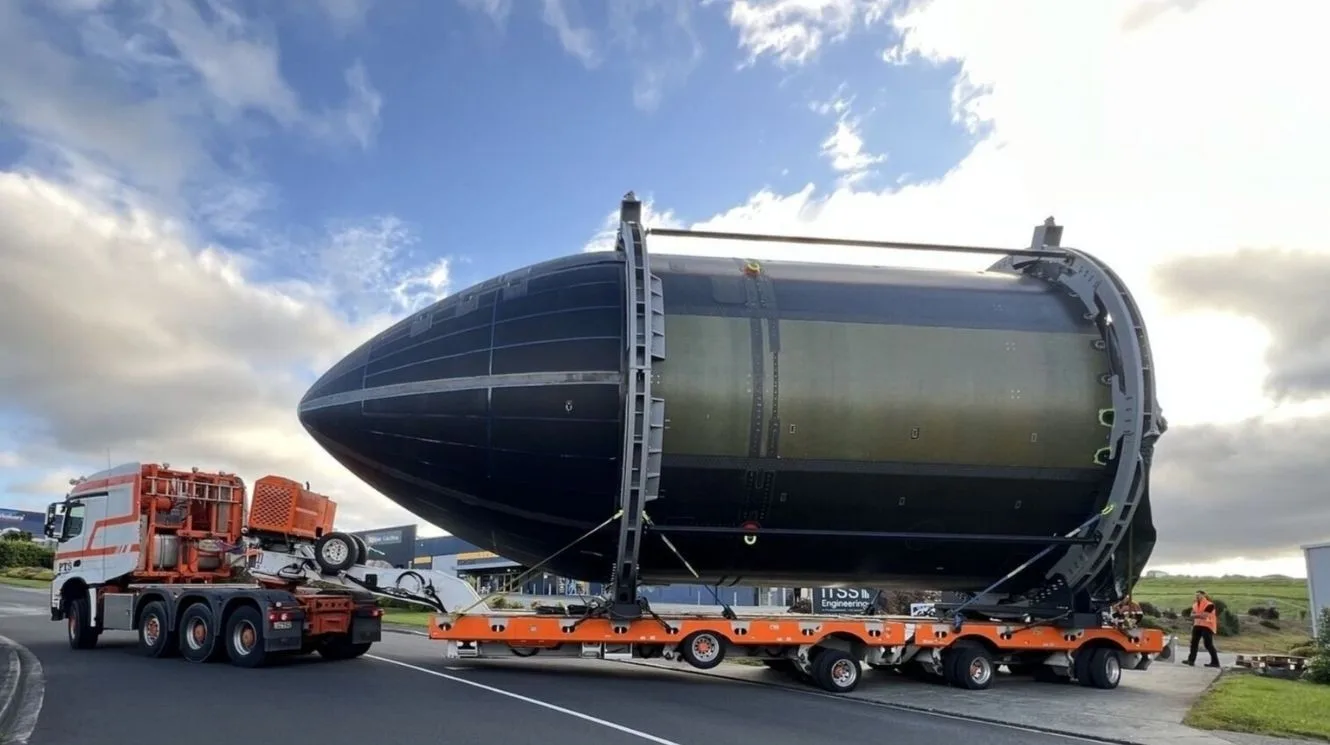 Transporte por tierra de Hungry Hippo, la cofia reutilizable del cohete Neutrón de Rocket Lab.