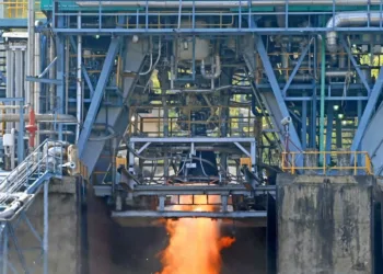 ISRO prueba con éxito su motor CE20 a mayor potencia y fortalece el futuro del LVM3 y Gaganyaan.