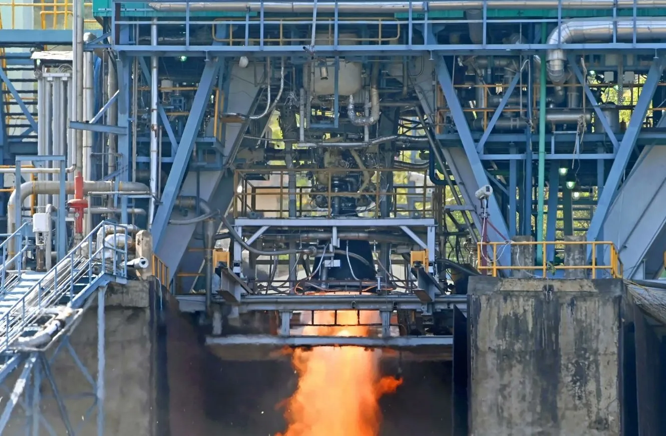 ISRO prueba con éxito su motor CE20 a mayor potencia y fortalece el futuro del LVM3 y Gaganyaan.