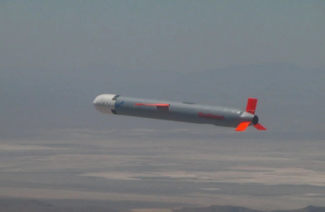 Misil de crucero Tomahawk en vuelo. Es un misil subsónico diseñado por Raytheon para atacar blancos en tierra a gran distancia, con rutas preplanificadas y capacidad de guiado de precisión.