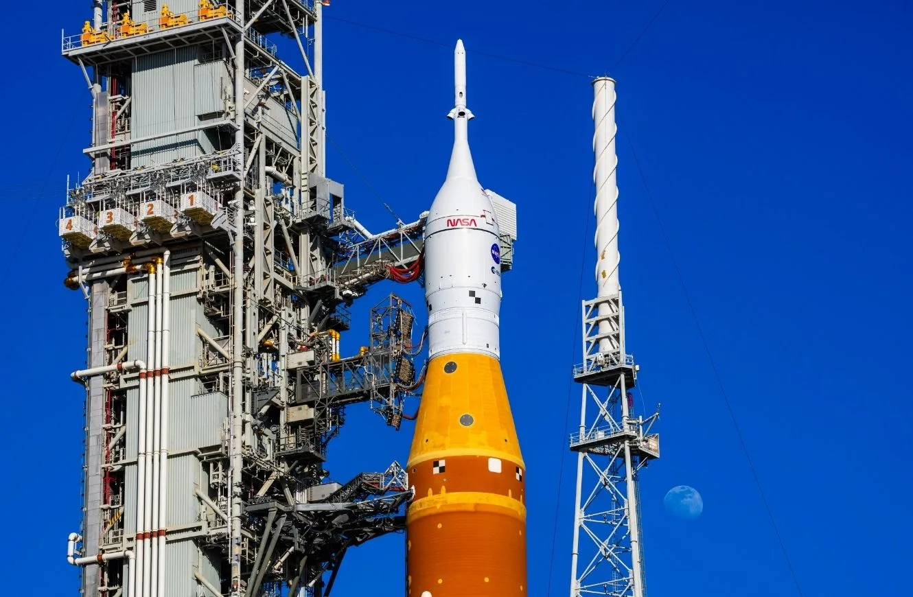 El SLS volvió a ingresar al Vehicle Assembly Building tras una fuga de helio luego del segundo wet dress rehearsal. Ahora, la NASA afirma que la falla ya está corregida, y que el cohete pronto volverá a la plataforma de lanzamiento.