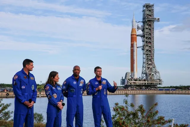 El comandante de Artemisa II, Reid Wiseman, habla junto al piloto Victor Glover y los especialistas de misión Christina Koch y Jeremy Hansen durante el rollout del SLS a la Plataforma 39B. El movimiento se realizó el 17 de enero de 2026.