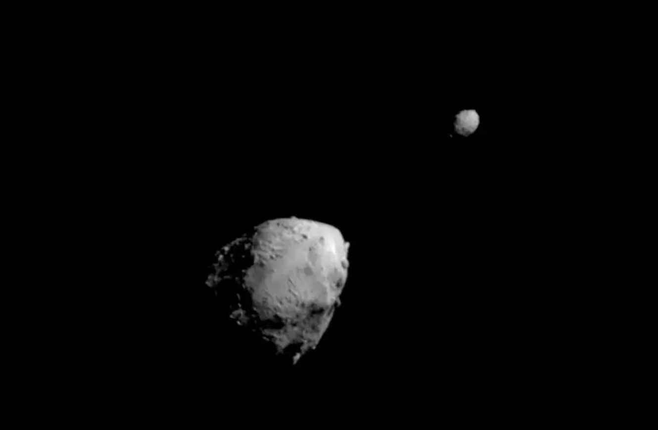 Imagen de Didymos y Dimorphos, capturada por la misión DART de la NASA instantes antes de que la nave choque contra Dimorphos en septiembre de 2022.