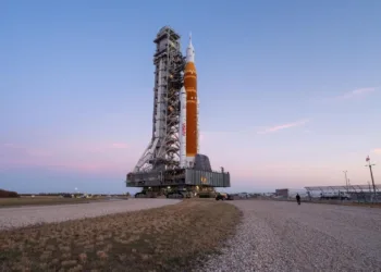 NASA traslada el cohete SLS de Artemisa II de vuelta a la plataforma de lanzamiento. El despegue hacia la Luna está proyectado para la ventana de lanzamiento que comienza el 1 de abril.