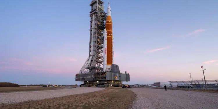 NASA traslada el cohete SLS de Artemisa II de vuelta a la plataforma de lanzamiento. El despegue hacia la Luna está proyectado para la ventana de lanzamiento que comienza el 1 de abril.