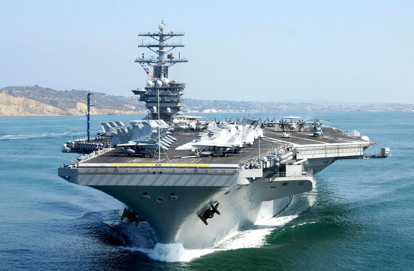 El portaaviones USS Nimitz tiene una eslora de 332,85 m, una manga del casco de 40,84 m y un ancho de cubierta de vuelo de 76,8 m. Además, tiene un desplazamiento a plena carga de 97.000 toneladas.