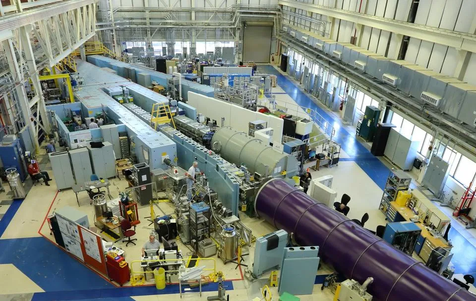 Hall de guías de neutrones del NIST, en Estados Unidos. Ejemplo de cómo los neutrones fríos se conducen hacia instrumentos especializados para analizar materiales sin dañarlos.