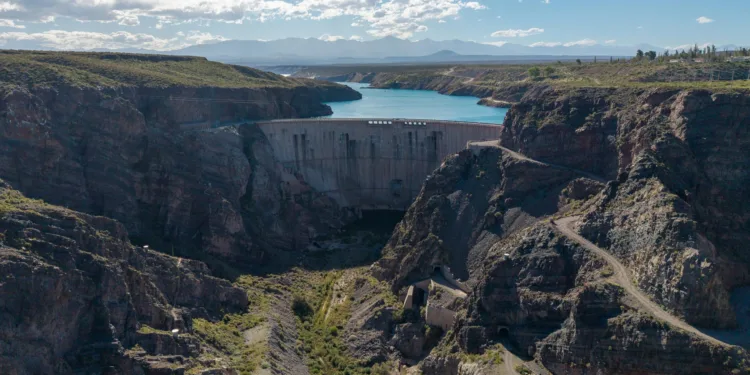 Obras del complejo hidroeléctrico sobre el río Santa Cruz, en la Patagonia argentina. El proyecto incluye las represas Néstor Kirchner y Jorge Cepernic, destinadas a ampliar la generación eléctrica del país.