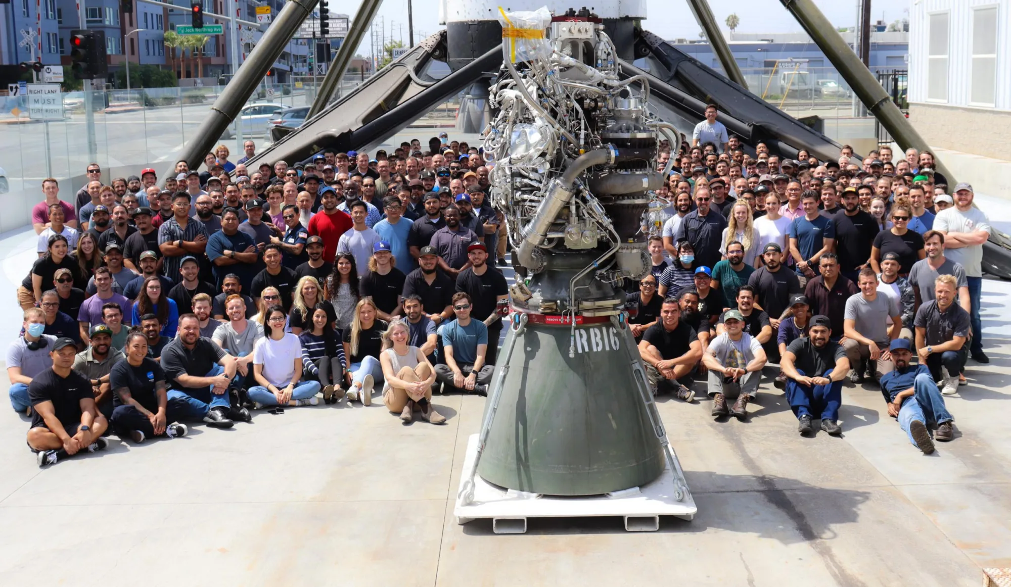 Equipo de SpaceX junto con una versión del motor Raptor, similar en capacidades al que ensaya LandSpace.