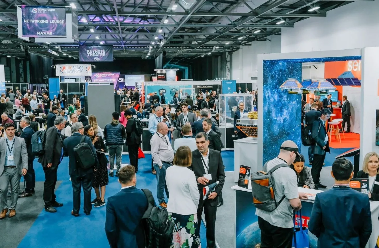 La exposición Space-Comm Expo Europe, llevada a cabo en Londres, uno de los encuentros internacionales más relevantes del sector.