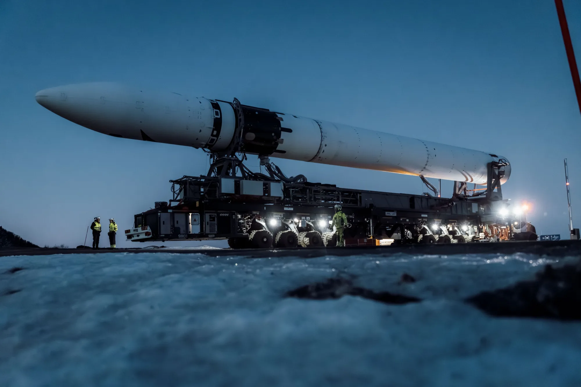 El lanzador Spectrum de Isar Aerospace durante su traslado al Andøya Spaceport, en el norte de Noruega.