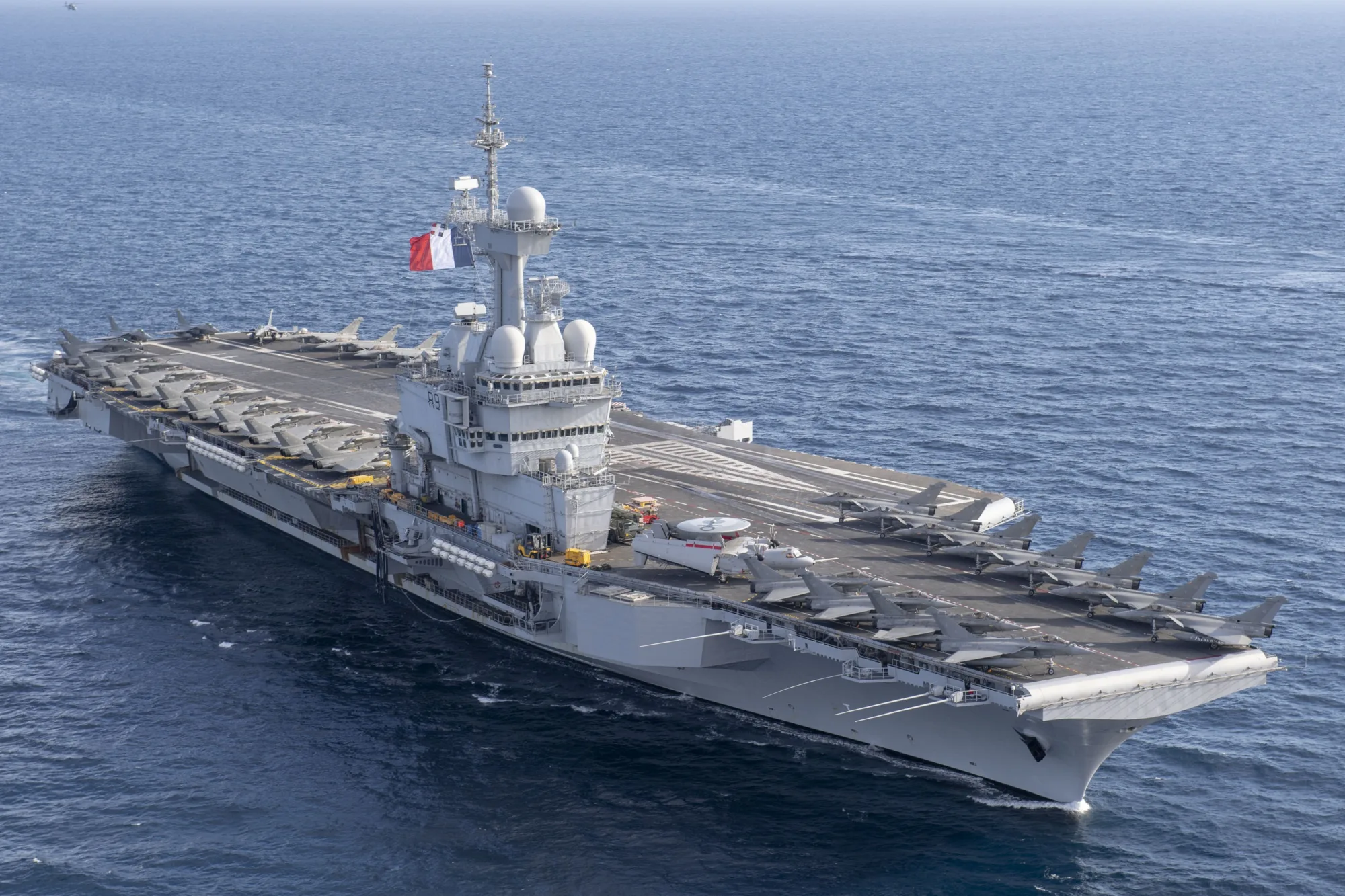 El Charles de Gaulle es el único portaaviones de Francia y el único de propulsión nuclear fuera de la flota de Estados Unidos.