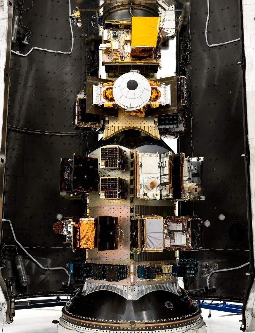 La cofia del Falcon 9 integrada con todas las cargas últiles de la misión rideshare de SpaceX, Transporter-16.