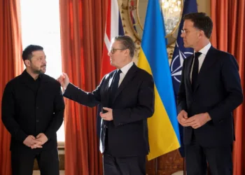 El primer ministro británico Keir Starmer, el presidente ucraniano Volodymyr Zelenskiy y el secretario general de la OTAN, Mark Rutte, en Londres, el 17 de marzo de 2026.