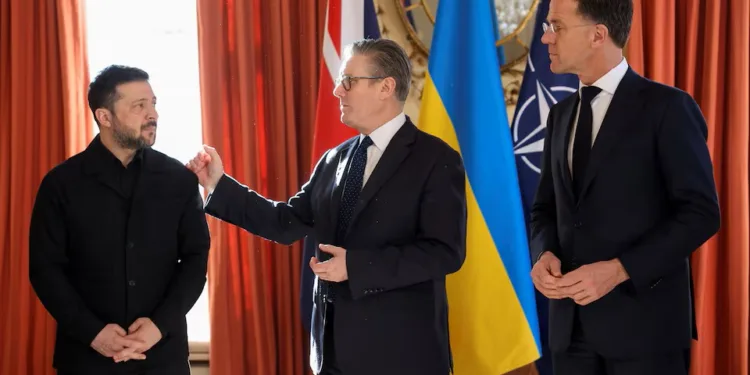 El primer ministro británico Keir Starmer, el presidente ucraniano Volodymyr Zelenskiy y el secretario general de la OTAN, Mark Rutte, en Londres, el 17 de marzo de 2026.