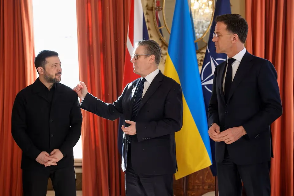 El primer ministro británico Keir Starmer, el presidente ucraniano Volodymyr Zelenskiy y el secretario general de la OTAN, Mark Rutte, en Londres, el 17 de marzo de 2026.