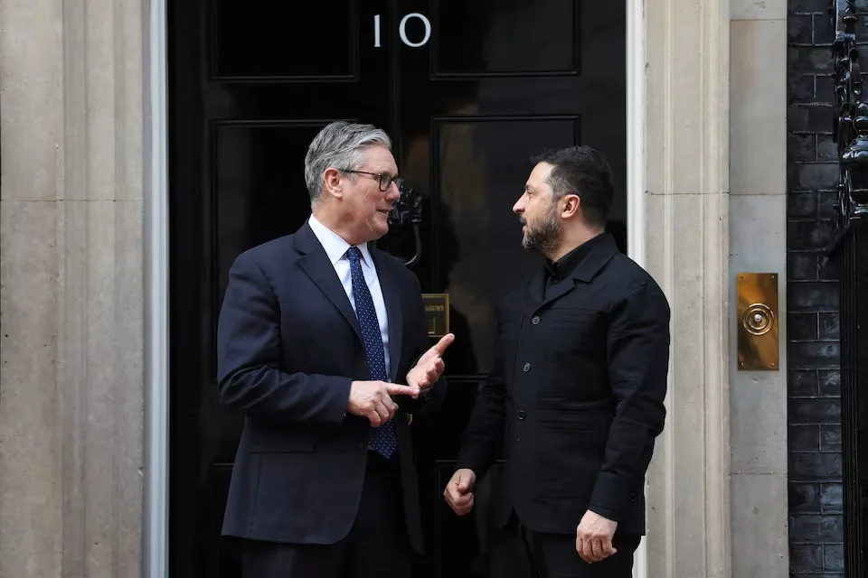 El primer ministro británico Keir Starmer y el presidente ucraniano Volodymyr Zelenskiy reunidos en Londres.