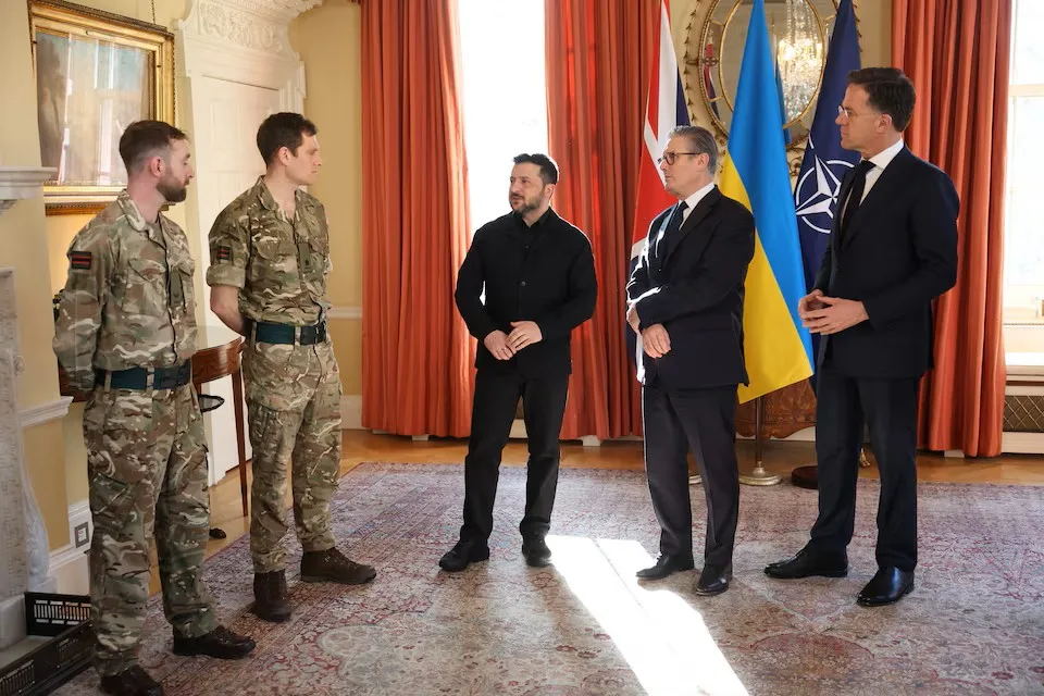 El primer ministro británico Keir Starmer, el presidente ucraniano Volodymyr Zelenskiy y el secretario general de la OTAN, Mark Rutte, se reúnen en Londres el 17 de marzo de 2026.