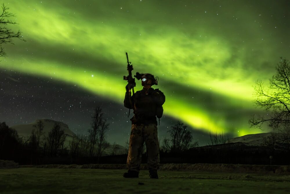 El Cabo de Infantería de Marina de los Estados Unidos Zayd Bittner, especialista en inteligencia del 2.º Batallón, 6.º Regimiento de Marines, 2.ª División de Marines, posa para una foto durante el ejercicio Cold Response 26 en Setermoen, Noruega, el 12 de marzo de 2026. (Foto del Cuerpo de Infantería de Marina de los EE. UU. por la cabo Judith Ann Lazaro)