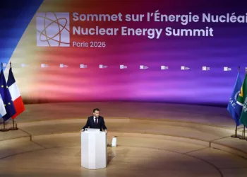 El presidente de Francia, Emmanuel Macron, pronuncia un discurso durante la Cumbre de Energía Nuclear en el recinto de la Seine Musicale en Boulogne-Billancourt, a las afueras de París, el 10 de marzo de 2026. (Foto por Abdul Saboor / POOL / AFP)