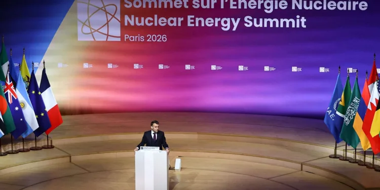 El presidente de Francia, Emmanuel Macron, pronuncia un discurso durante la Cumbre de Energía Nuclear en el recinto de la Seine Musicale en Boulogne-Billancourt, a las afueras de París, el 10 de marzo de 2026. (Foto por Abdul Saboor / POOL / AFP)