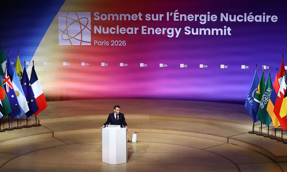 El presidente de Francia, Emmanuel Macron, pronuncia un discurso durante la Cumbre de Energía Nuclear en el recinto de la Seine Musicale en Boulogne-Billancourt, a las afueras de París, el 10 de marzo de 2026. (Foto por Abdul Saboor / POOL / AFP)