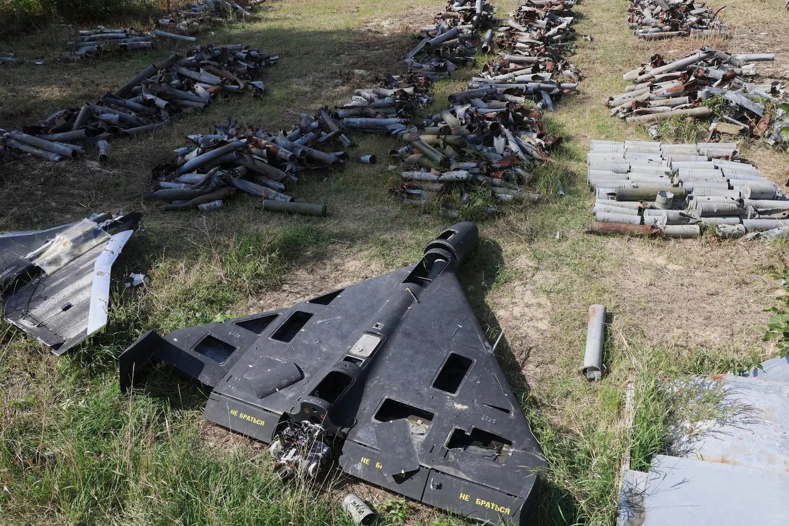Imagen ilustrativa: Se encuentran fragmentos de drones Shahed en los lugares de los ataques rusos en Járkov, Ucrania, el 19 de septiembre de 2025. (Viacheslav Madiievskyi / Ukrinform / NurPhoto vía Getty Images)