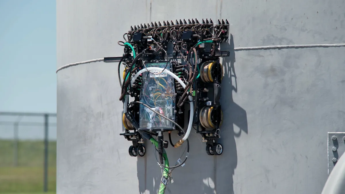 Un robot trepador de paredes de Gecko Robotics. Fuente: Gecko Robotics