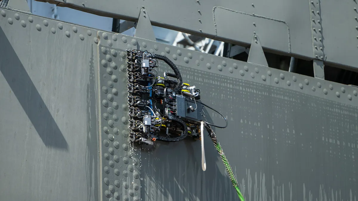 Enjambres de robots trepadores de paredes pronto estarán recorriendo los buques de guerra de la Armada de los EE. UU. para mejorar los tiempos en las reparaciones y mejorar la preparación de la flota. (Gecko Robotics)